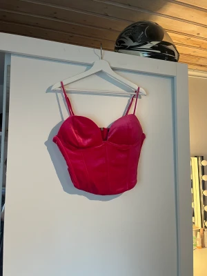 Topp  - Rosa fest topp lite korsett liknande och i storlek XL från gina, köpt men aldrig använda💕sjukt charmig färg