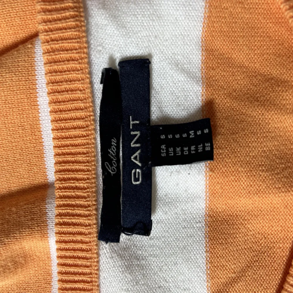 (TRYCK INTE PÅ KÖP NU) Säljer Den här randiga Gant tröjan, tyvär inte kommit till användning. Helt nytt skick.. Tröjor & Koftor.