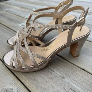 Sandaletter - Fina guldiga sandaletter från Dasia. Köpta på Scorette, endast använda en gång. Ett märke bak på höger sko. Annars som nya. Nypris 999kr 