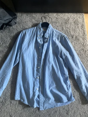 East West skjorta  - Tja! Säljer nu min East West skjorta som är köpt på brothers. Den är i nyskick, använd 2 gånger och de är storlek S. Perfekt nu till sommar/hösten.  Skriv vid funderingar eller frågor 😊