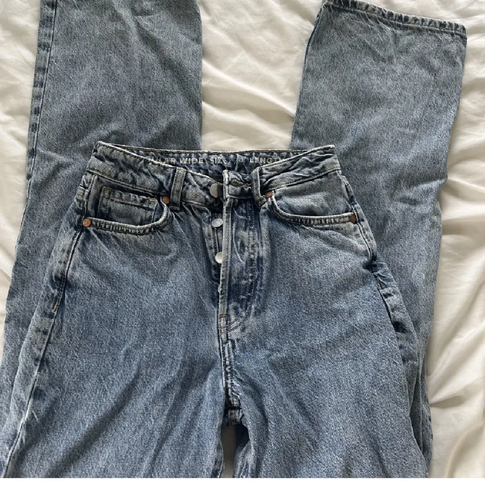 Säljer dessa jeansen från bikbok. Nypriset på dem är 599-699kr och jag säljer dem för 300kr + frakt. Ni ser längden på första bilden, jag är ca 167.. Jeans & Byxor.