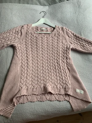 Stickad tröja Odd Molly - Rosa stickad tröja från Odd Molly i mycket fint använt skick. Storlek 2 (motsvarar M eller 38/40) 