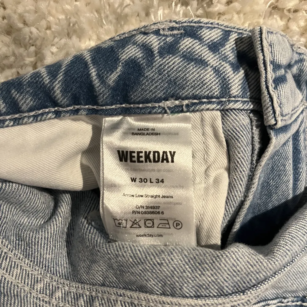 Säljer mina arrow jeans då de blivit på tok för stora för mig💘 Byxorna är använda max 5 gånger så de är som nya💖 Om nån har frågor eller vill ha fler bilder är det bara att skriva💕. Jeans & Byxor.