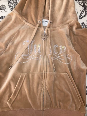 Juicy Couture hoodie - Säljer min hoodie den juicy couture. Den är beige, har diamanter på framsidan och är knappt använd. Den är i strl L men passar mig som har strl XS. Möts upp i Stockholm 💕