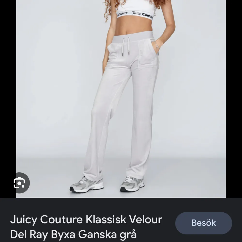 Juicy couture byxor i en ljusgrå färg i storlek m, i princip nyskick och självklart inga fläckar osv! Fraktar snabbt❤️. Jeans & Byxor.
