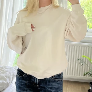 Beige sweatshirt  - Jättefint skick, från monki