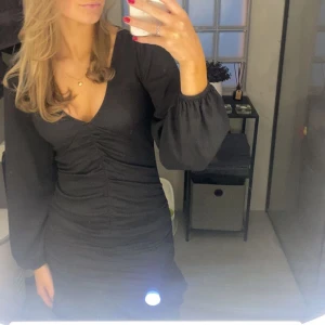 Klänning - Svart klänning från Gina Tricot som endast är använd en gång.