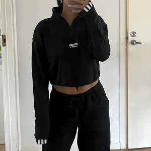 Svart halv-zip tröja - Fint skick då den endast är använd ett fåtal gånger! Tröjan har även dragsko i midjan (se bild 2). Säljs då den inte kommer till användning längre 🫶🏽