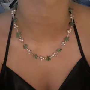 Så fint halsband som inte används med gröna kristallstenar och små ljusrosa pärlor❣️