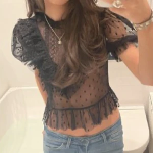 Spets topp  - Säljer min fina topp från only❤️skriv för fler bilder eller frågor! Endast använd 1 gång❤️LÅNAD BILD! Storlek S men passar mig som har xs