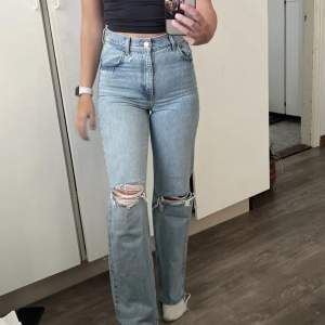 Blåa högmidjade vida jeans från Zara, sparsamt använda och inga märkbara slitage. Storlek 36 och full lenght (går ner till golvet på mig som är 174 cm) 🤍