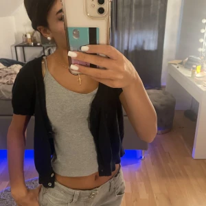 kofta  - gullig kort ärmad kofta🖤