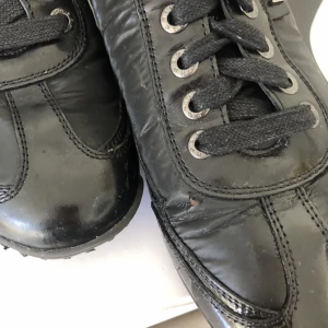 Sneakers Moschino  - Sneakers från italienska Moschino  Använda Max 2 ggr Dock litet hål som är lätt att fixa 