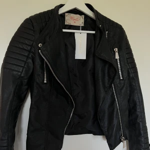 Svart skinnjacka från Chiquelle  - Säljer min helt oanvända skinnjacka från Chiquelle i strl 36, nypris 799kr🤍