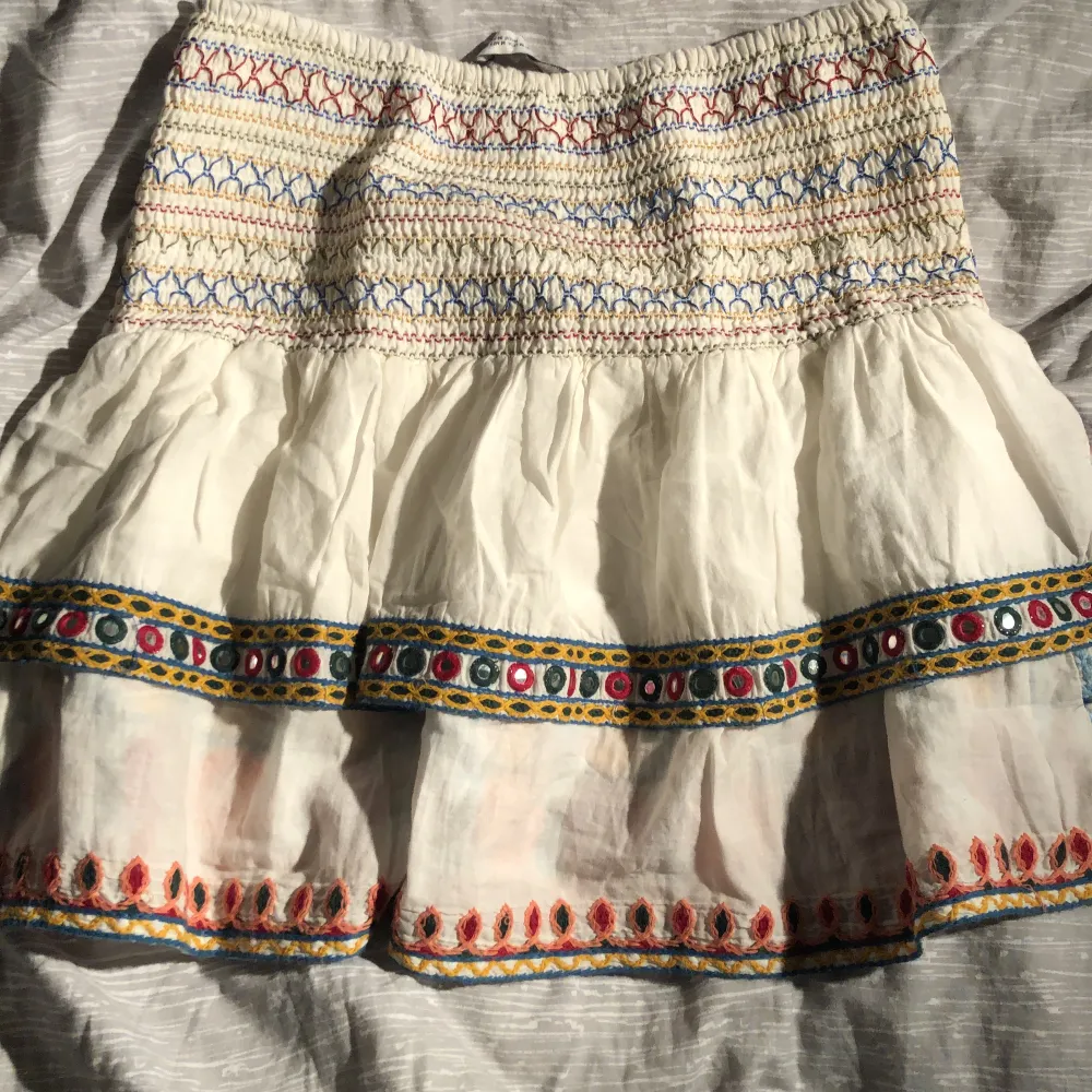 Snygg och eftertraktad kjol från zara i storlek M men som även passar S och L då den är stretchig❤️kontakta mig vid intresse tryck inte på köp nu. . Kjolar.
