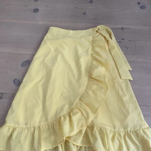 Gul kjol  - Gul Kjol från Lindex jätte fint skick och säljes pågrund utav att den har blivit för liten 