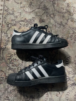 Adidas superstar  - Intressekoll på mina Adidas superstar🤎bra skick, enda difekterna är att hälarna är lite utnötta (därav har jag sänkt priset). Tvättas såklart innan postning!