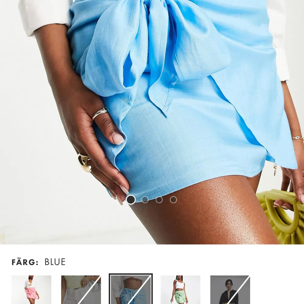 En ljusblå kort kjol med knytning. Helt oanvänd. . Kjolar.