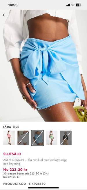 En ljusblå kort kjol med knytning. Helt oanvänd. 