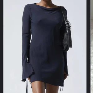 Bella mini dress - Mini klänning från weekday. Slutsåld. Använd vid 2 tillfällen 