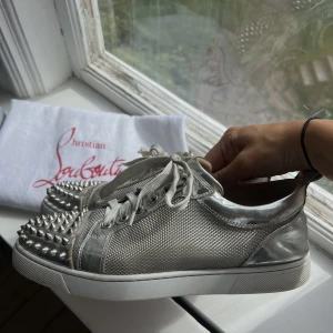 Louboutin skor - Skor från Christian Louboutin i strl 39, lite slitna på insidan av skon därav priset, kommer inte med dustbag