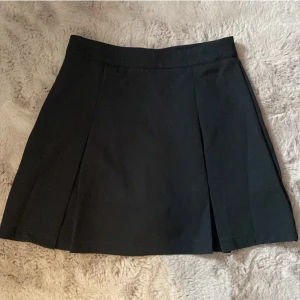 Dazy kjol - Svart kjol från märket dazy, med shorts under. storlek M men för liten för mig som vanligtvis bär medium så skulle säga S.