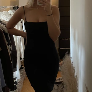 Spagettiklänning - En spagettiklänning som slutar nedanför knäna på mig (165cm). Tight modell!