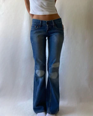 Lowrise Levis jeans - Vintage Levi’s patchwork jeans i modellen ”Marissa”. De är i perfekt skick men säljer dessa fina jeans pga att de inte passar. För fler frågor är det bara att skriva privat💘💞 Köpare står för frakt🙌🏼🙌🏼