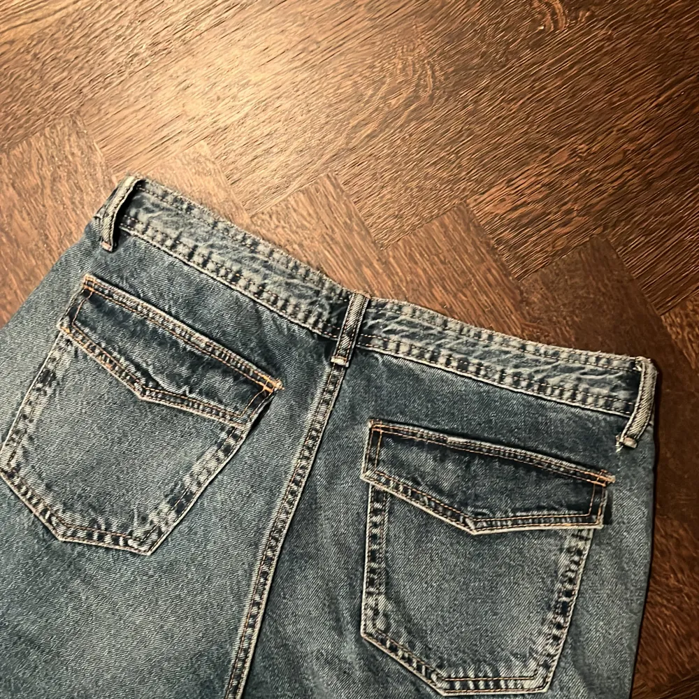 (Första bild lånad på samma jeans) Säljer dessa populära cargo jeansen med slits från Zara. Helt oanvända. Storleken är 38 ! 🤍  Pris kan diskutera. Jeans & Byxor.