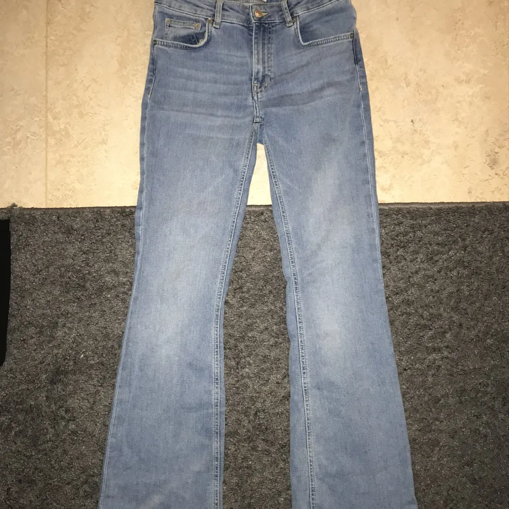 Jag säljer mina jeans pågrund av att jag inte tycker dom passar min stil.   Dom är lågmidjade, tajt vid låret och går utåt vid smalbenet.. Jeans & Byxor.