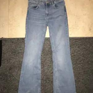 Jag säljer mina jeans pågrund av att jag inte tycker dom passar min stil.   Dom är lågmidjade, tajt vid låret och går utåt vid smalbenet.