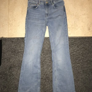 Flared Jeans  - Jag säljer mina jeans pågrund av att jag inte tycker dom passar min stil.   Dom är lågmidjade, tajt vid låret och går utåt vid smalbenet.