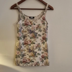 Blommig linne från Bik Bok - Blommig linne från Bik Bok i storlek S. Är i bra skick. 