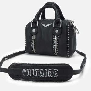 SPRILLANS NY ZADIG VÄSKA - Säljer nu min helt nya Zadig väska, aldrig använd!! Nypris 3145, men säljer för 3000 trots att den är helt ny!!🤩alla kvitton dustbag följer självklart med, väskan är omslagen i silkespapper! Köpt på zalando för 3 dagar sen! SUNNY NANO GRAI💋🌟