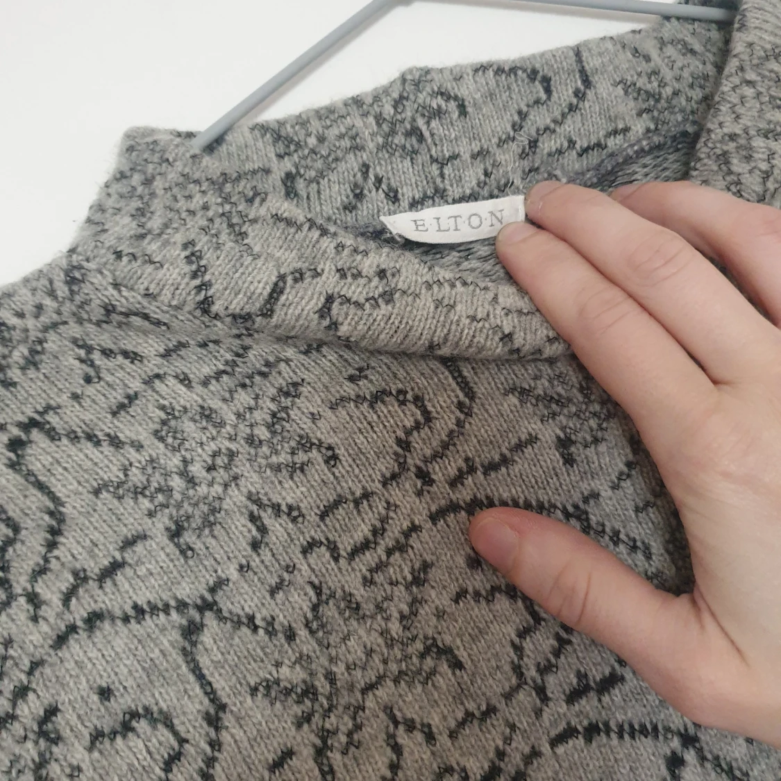 Grå stickad ulltröja med mönster - 90