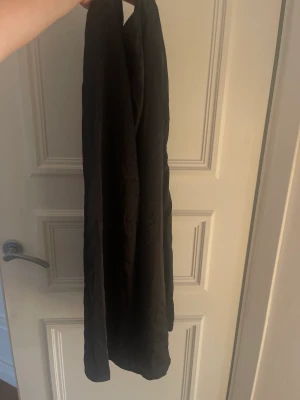 Svart satinkjol  - Säljer en ny svart satinkjol i storlek 40. Aldrig använd och lapparna kvar. Säljer för 80kr.