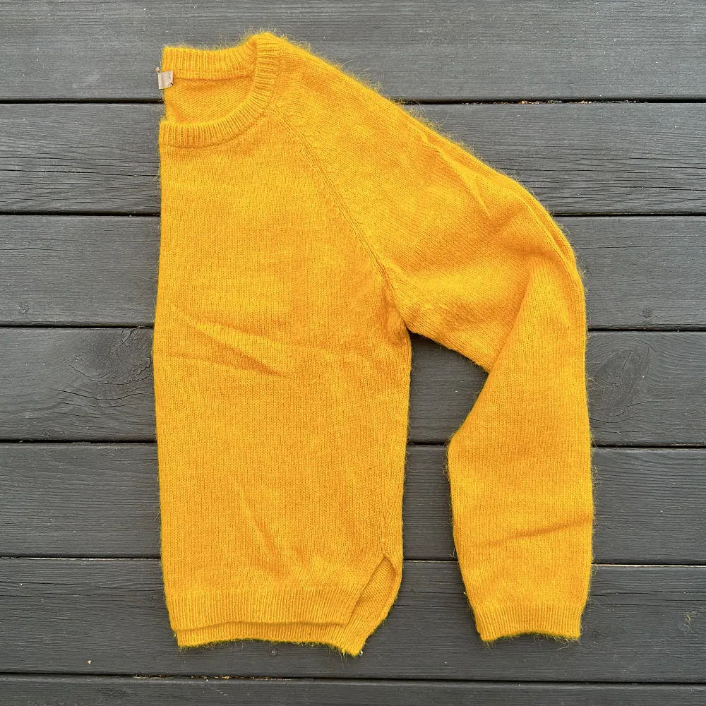 Älskade korta mys tröja i snygg senaps gul färg. Har haft den till ett par mörkblåa jeans 💙🧡. Tröjor & Koftor.