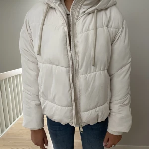 Pufferjacka Zara - Vit kortare jacka med luva från Zara