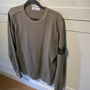 Stone Island tröja - En fet Stone Island tröja med en väldigt unik färg. Kom privat för eventuellt fler bilder :) 