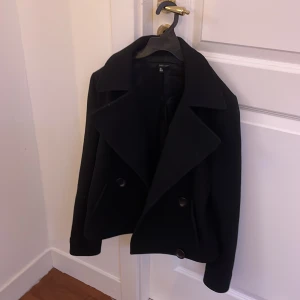 Svart kappa - Kappa är i bra sick men för liten för mig då jag endast använt kappan 1-2 gånger stl är s funckar även för xs.