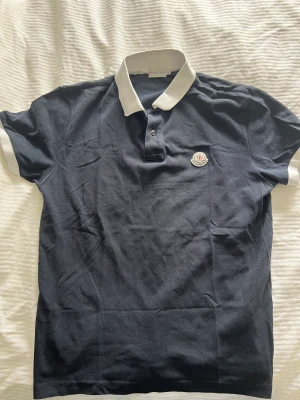 Moncler Piké - Moncler Piké i utmärkt skick. Säljer då jag inte längre använder, det är en äldre modell men är fortfarande 9/10 i skick!