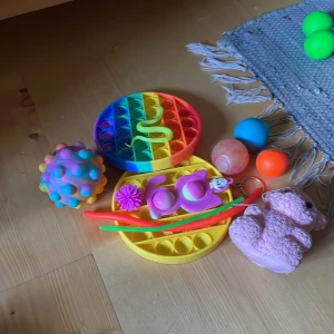 Fidget toys  - Säljer några fidget toys då jag tyvärr har slutat :( det som ingår: En gul pop it, en regnbågsfärgad pop it, 3 st monkey doodels, 3 små stresbollar, en kat pop it, en pop it boll, en liten boll och en rosa nallesressboll 🩷 Eventuell frakt tillkommer 💕❤️☺️