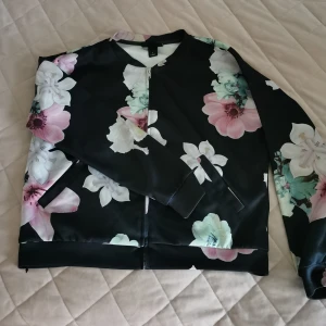 Bomberjacka - Monki - 🌺Mjuk bomberjacka från Monki.  🌺Storlek S.  🌺Slutar vid höften på mig som är 168cm.