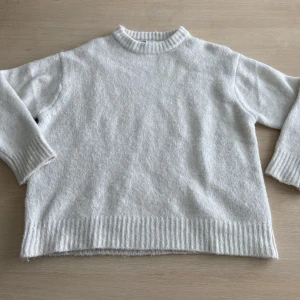 stickad tröja zara - stickad tröja i ull från zara - använd ett fåtal ggr - nypris 400kr 🩷