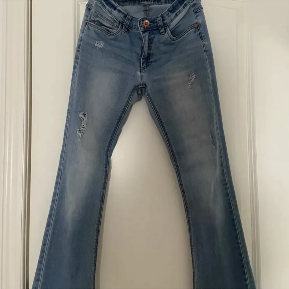 Lågmidjade bootcutjeans ursprungligen från Kappahl men fyndade secondhand! Bra skick pris kan diskuteras☺️. Jeans & Byxor.