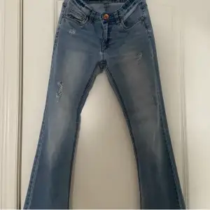 Lågmidjade bootcutjeans ursprungligen från Kappahl men fyndade secondhand! Bra skick pris kan diskuteras☺️