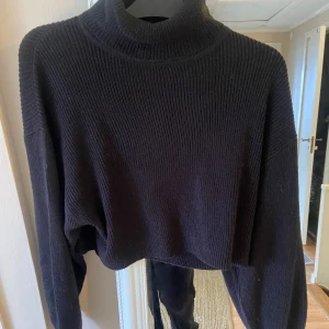 stickad tröja - en svart stickad kortare modell med turtleneck från hm! använd en gång, storlek M!