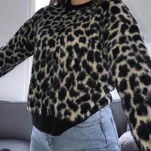 Stickad tröja - Superfin stickad tröja köpt på Na-kd💘💘Som i nyskick! I storlek Xs men passar även small och medium😁(Lånad första bild)