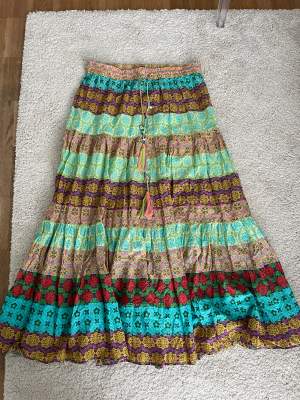Säljer den här super fina lång kjolen från zara! Använd fåtal gånger⭐️