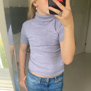 Lila polo tröja - Jättefin lila tröja med polo. Använd cirka 5 gånger. Tröjan är så gott som ny då den inte är trasig på något sätt. Köpte för runt 200 kr. Så jag säljer för 80kr plus frakt.